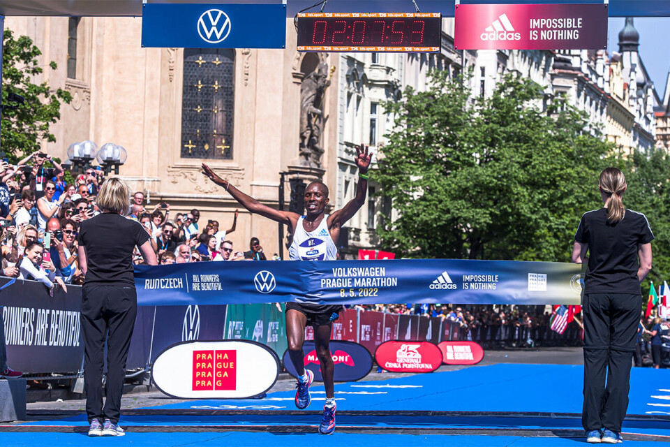 Ti norske med da Nobert Kigen og Bekelech Borecha vant Praha Marathon Praha-Nobert-Kigen-foto-RunCzech.jpg