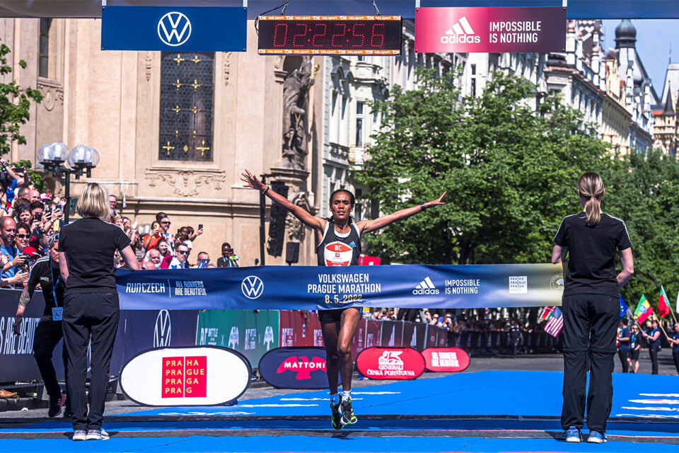 Ti norske med da Nobert Kigen og Bekelech Borecha vant Praha Marathon Praha-Bekelech-Borecha-foto-Runczech.jpg