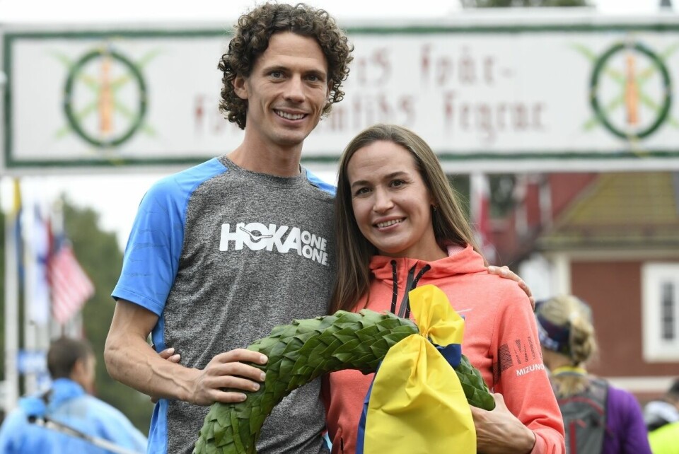 Jim Walmsley fra USA er en av løperne som skal prøve å sette verdensrekord på 100 km. På bildet ser vi Walmsley og Alexandra Morozova fra Russland etter at de vant UltraVasan i 2019. Morozova er ikke med denne helgen. (Foto: Vasaloppet) Jim Walmsley fra USA er en av løperne som skal prøve å sette verdensrekord på 100 km. På bildet ser vi Walmsley og Alexandra Morozova fra Russland etter at de vant UltraVasan i 2019. Morozova er ikke med denne helgen. (Foto: Vasaloppet)