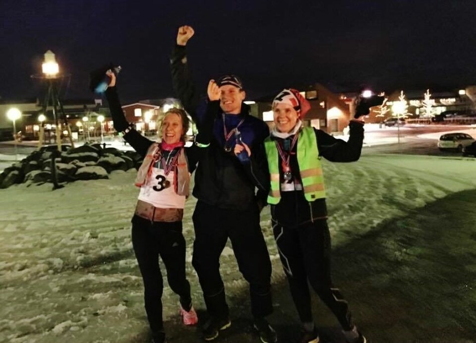 Fornøyde løpere etter fullført maraton i realt vintervær: Lena- Britt Johansen, Hallvard Schjølberg og Wenche Johansen (arrangørfoto) Fornøyde løpere etter fullført maraton i realt vintervær: Lena- Britt Johansen, Hallvard Schjølberg og Wenche Johansen (arrangørfoto)