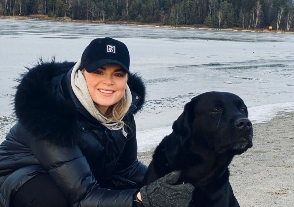 Camilla Balstad og hennes venner og familie har meldt seg på Sentrumsløpet som «Team Camilla». Dersom du har lyst til å vise støtte til organdonasjon, vil «Team Camilla»-gjengen synes det er hyggelig om du gjør det samme. Foto: Privat Camilla Balstad sitter sammen med hunden sin.