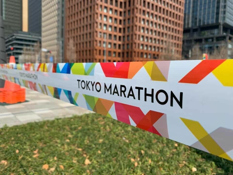 Sperrebånd for alle andre enn eliten i Tokyo Maraton. (Foto: Knut Bøvre) Sperrebånd for alle andre enn eliten i Tokyo Maraton. (Foto: Knut Bøvre)