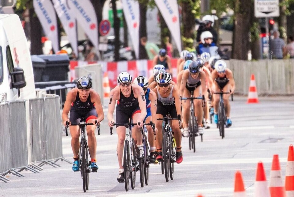 Vil Kristian Blummenfelt forsvare OL-gullet på triatlon i morgen? Solveig Løvseth (til venstre) og Lotte Miller i aksjon på sykkelen under formiddagenes kvalifisering. (Foto: Tommy Zaferes/World Triathlon)
