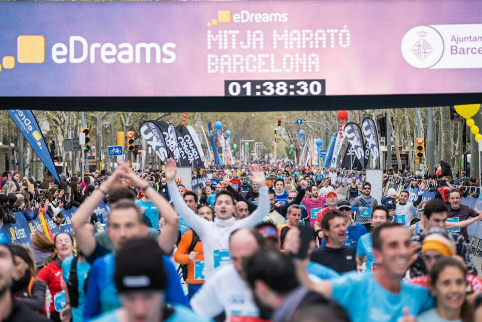 Andreas Almgren går for svensk rekord i Barcelona Halvmaraton nå på søndag Det var folksomt i gatene da Barcelona Halvmaraton ble arrangert søndag. (Alle foto: arrangøren)