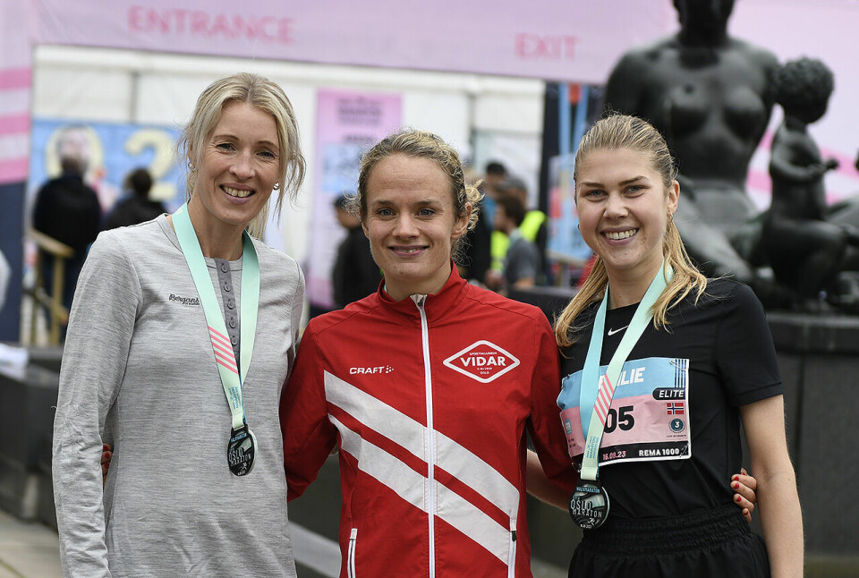 Vebjørn Hovdejord og Runa Skrove Falch vant Oslo Halvmaraton premiepall-kvinner_50D9338.jpg