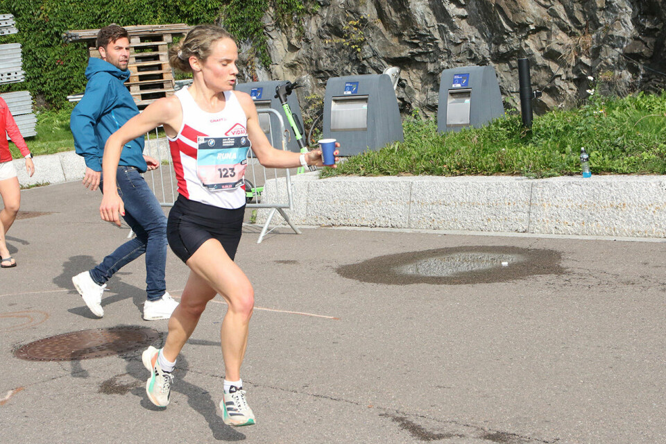 Vebjørn Hovdejord og Runa Skrove Falch vant Oslo Halvmaraton runa-skrove-falch-drikkestasjon.jpg