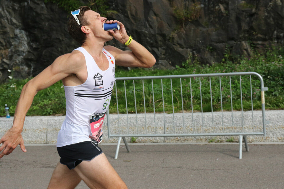 Vebjørn Hovdejord og Runa Skrove Falch vant Oslo Halvmaraton sebastian-conrad-haakansson-drikketeknikk.jpg