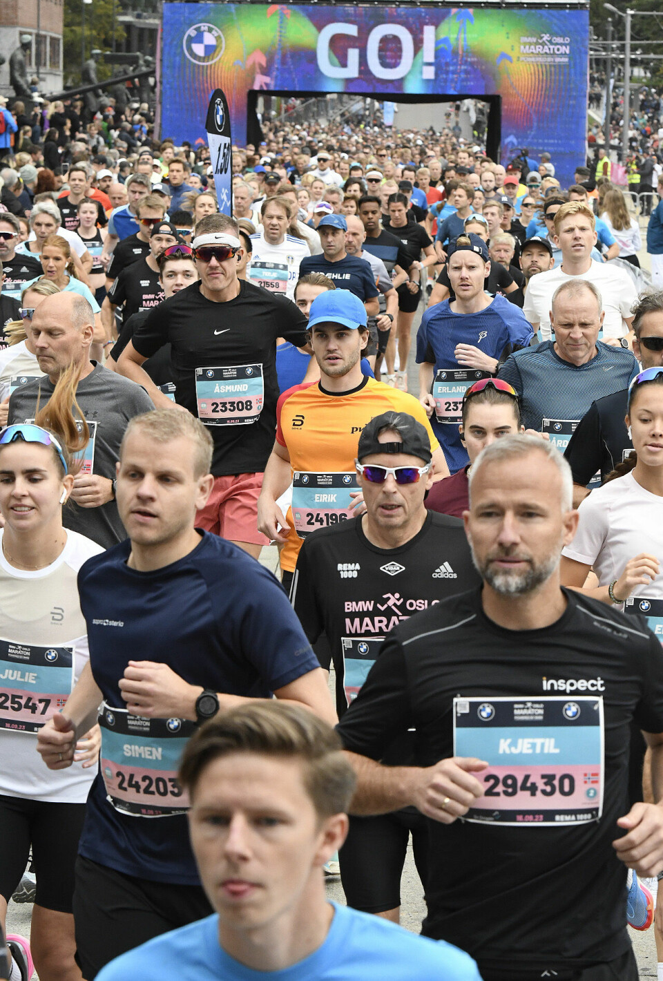 Vebjørn Hovdejord og Runa Skrove Falch vant Oslo Halvmaraton start-folkemengde_50D8784.jpg