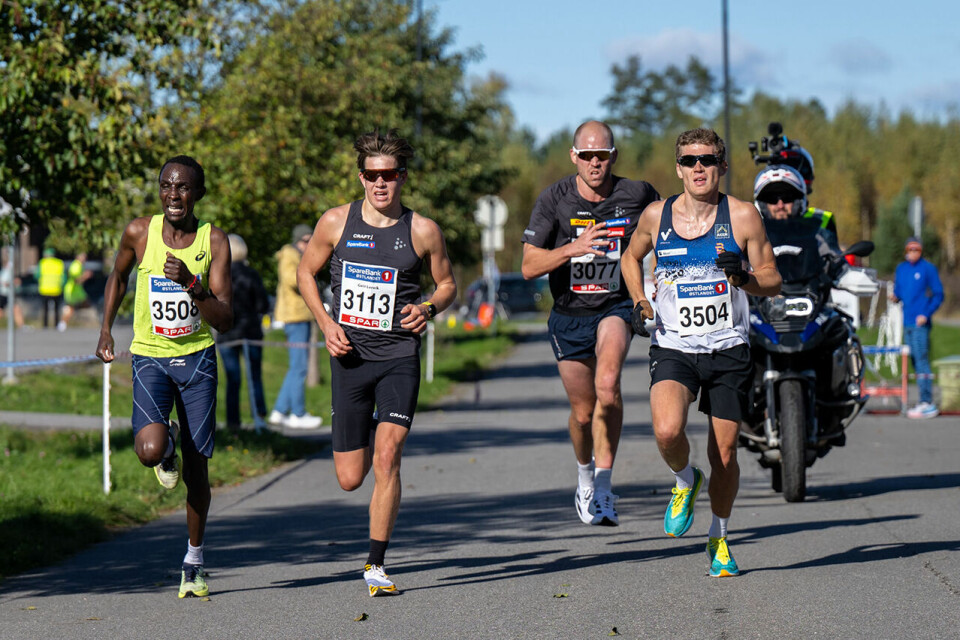 Kenyanske Kevin Kiplagat måtte se seg slått av skiløper Stian Hoelgaard (3504) mens Pål Golberg (3077) kom på tredjeplass. Geir Leirvik (3113) løp inn til fjerdeplass. (Foto: Samuel Hafsahl) Kenyanske Kevin Kiplagat måtte se seg slått av skiløper Stian Hoelgaard (3504) mens Pål Golberg (3077) kom på tredjeplass. Geir Leirvik (3113) løp inn til fjerdeplass. (Foto: Samuel Hafsahl)