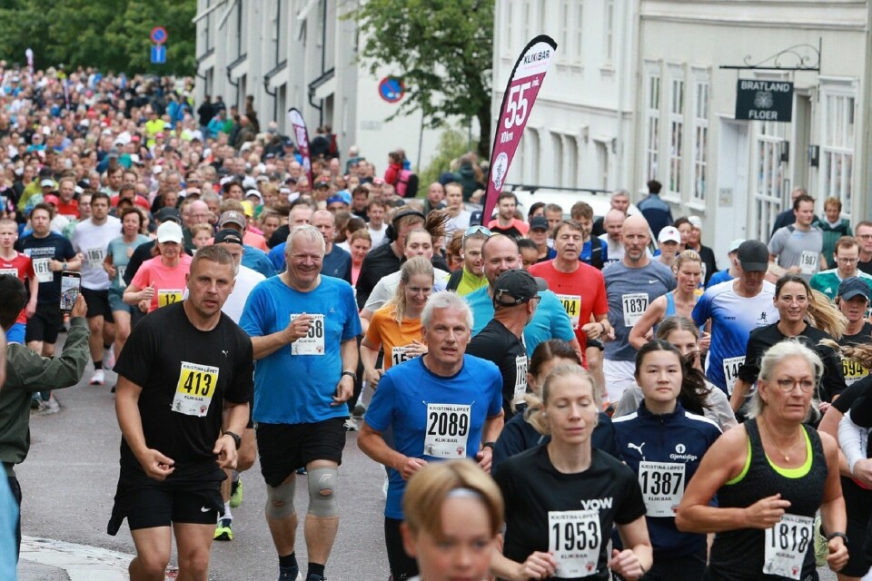 Vel 1650 løpere på 5 og 10 km strømmet ut fra start i Storgata i Tønsberg lørdag. (Foto: Kjell Vigestad) Et par tusen løpere strømmet ut fra start i Storgata i Tønsberg lørdag. (Foto: Kjell Vigestad)