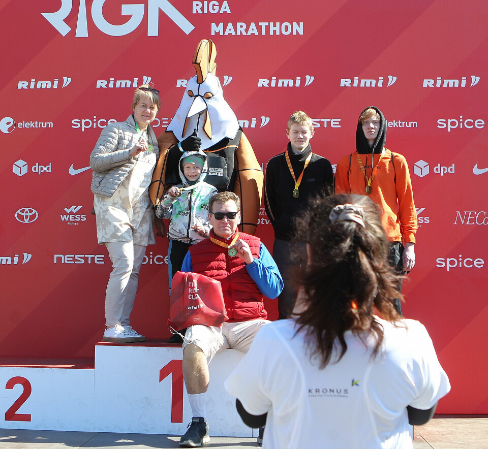 Riga Marathon - 111 norske i en maraton hvor de beste resultatene kom på 5 km Alle_paa_pallen_koeer_av_ivrige_for_dokumentasjon_A20G4370.jpg