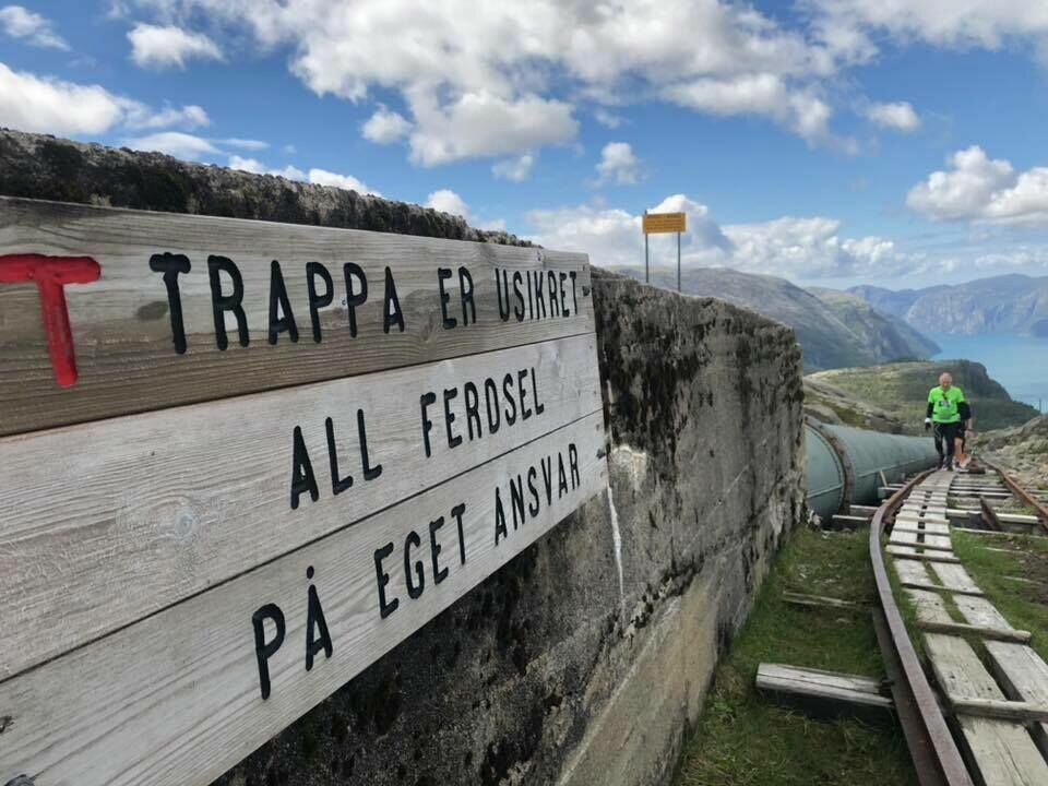 4444 trinn bestående av både trapp og hønsestige skal forseres før man løper en annen løype ned til Lysefjorden igjen. (Arrangørfoto) 4444 trinn bestående av både trapp og hønsestige skal forseres før man løper en annen løype ned til Lysefjorden igjen. (Arrangørfoto)