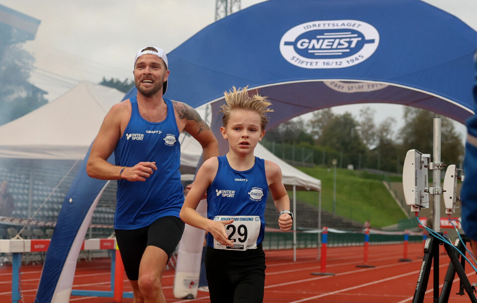 Under Bergen Challenge hjalp Tor-Aanen Kallekleiv sin 12 år gamle sønn, Ulrik, til å perse på 5000 m med 19.48. (Foto: Arne Dag Myking) Under Bergen Challenge hjalp Tor-Aanen Kallekleiv sin 12 år gamle sønn, Ulrik, til å perse på 5000 m med 19.48. (Foto: Arne Dag Myking)