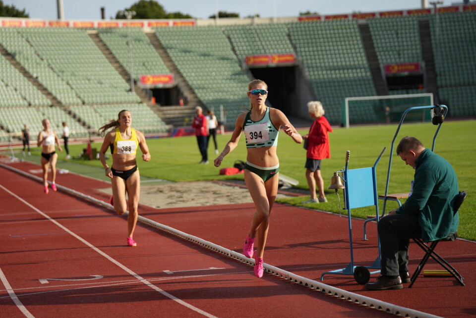 Malin Hoelsveen og Andreas Fjeld Halvorsen best av mange unge på Bislett 800m Malin Hoelsveen over mål.jpg