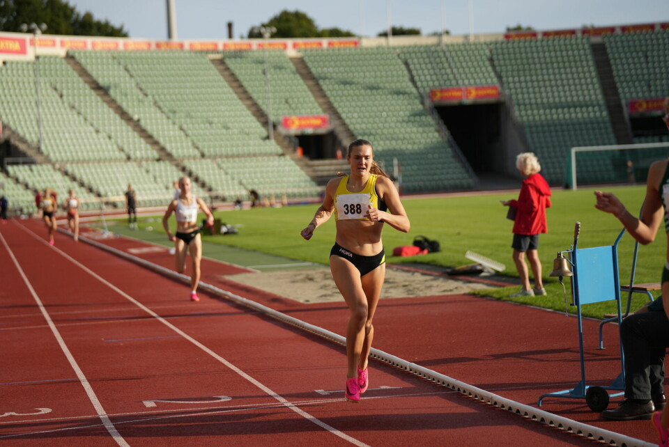 Malin Hoelsveen og Andreas Fjeld Halvorsen best av mange unge på Bislett 800 m Amanda Marie Grefstad Fr¢ynes.jpg