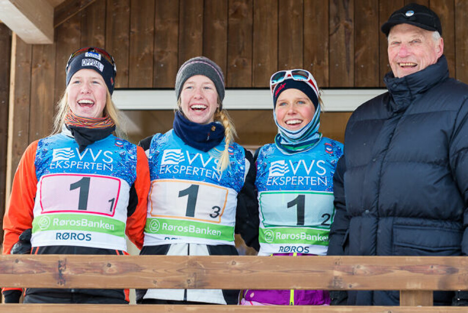 Søstrene Astrid, Silje og Kari Øyre Slind sammen med kong Harald etter stafettseieren for Oppdal under NM på ski på Røros 1. februar i år. (Foto: Erling Pande Braathen) Søstrene Astrid, Silje og Kari Øyre Slind sammen med kong Harald etter stafettseieren for Oppdal under NM på ski på Røros 1. februar i år. (Foto: Erling Pande Braathen)