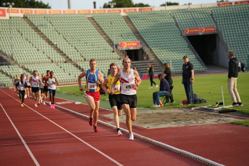 Malin Hoelsveen og Andreas Fjeld Halvorsen best av mange unge på Bislett 5000m fartsholder Mathias Moen.jpg