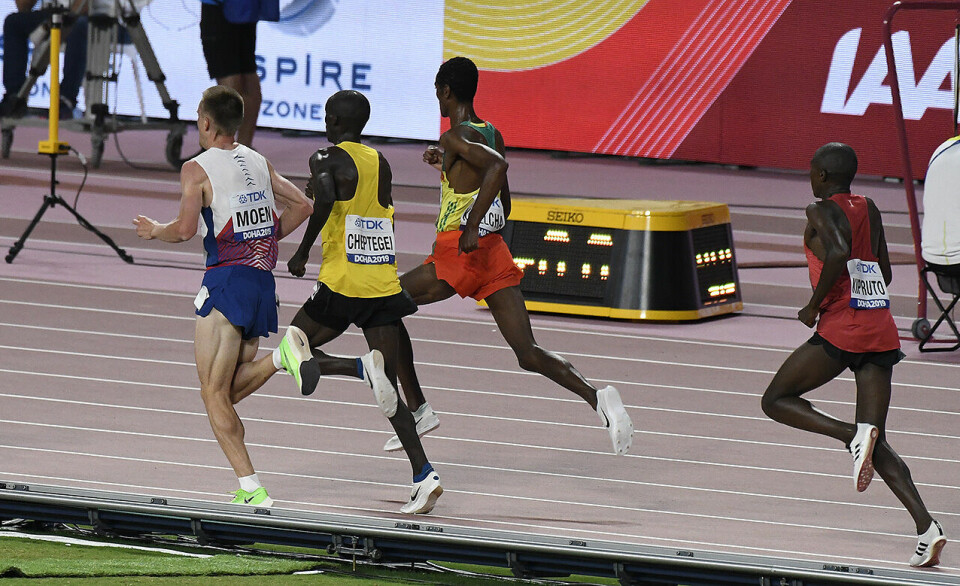 Sondre fornøyd med 12. plass på 10 000 meter i VM 10000-sondre-passeres-av-tet-250m-foer-maal_50D5547.jpg