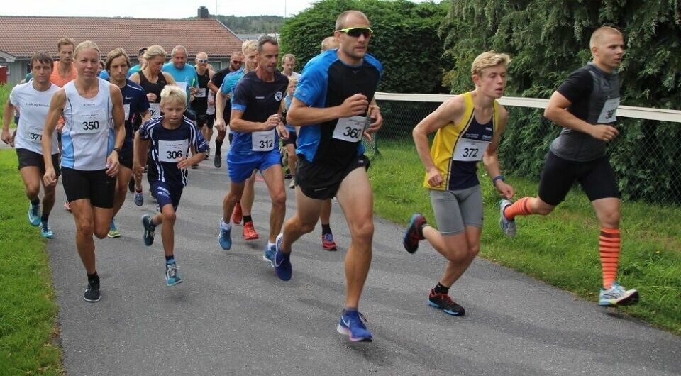 Fellesstart 6.5 km og 12 km i årets Tysåsen Rundt (Foto: Henrik Kofoed Nielsen/IL Express) Fellesstart 6.5 km og 12 km i årets Tysåsen Rundt (Foto: Henrik Kofoed Nielsen/IL Express)