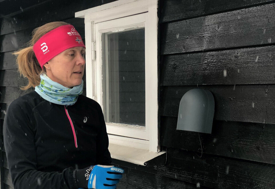 Ved hjelp av dette måleapparatet på husveggen kan Kristin Grenan sjekke luftkvaliteten før hun drar ut på løpetur. (Foto: Håvard Grenan) Ved hjelp av dette måleapparatet på husveggen kan Kristin Grenan sjekke luftkvaliteten før hun drar ut på løpetur. (Foto: Håvard Grenan)