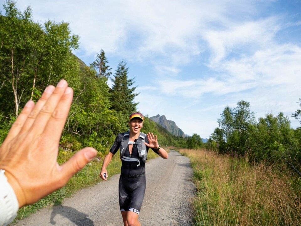 Sara Iselin Johnsen gratuleres underveis på den avsluttende løpsetappen der hun er i suveren ledelse. (Foto: Kristin Folsland Olsen) Sara Iselin Johnsen gratuleres underveis på den avsluttende løpsetappen der hun er i suveren ledelse. (Foto: Kristin Folsland Olsen)