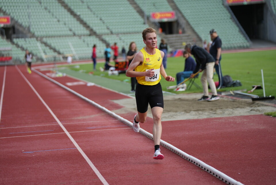 Malin Hoelsveen og Andreas Fjeld Halvorsen best av mange unge på Bislett 5000m Simen Hernes Ellingsdalen mot mål.jpg