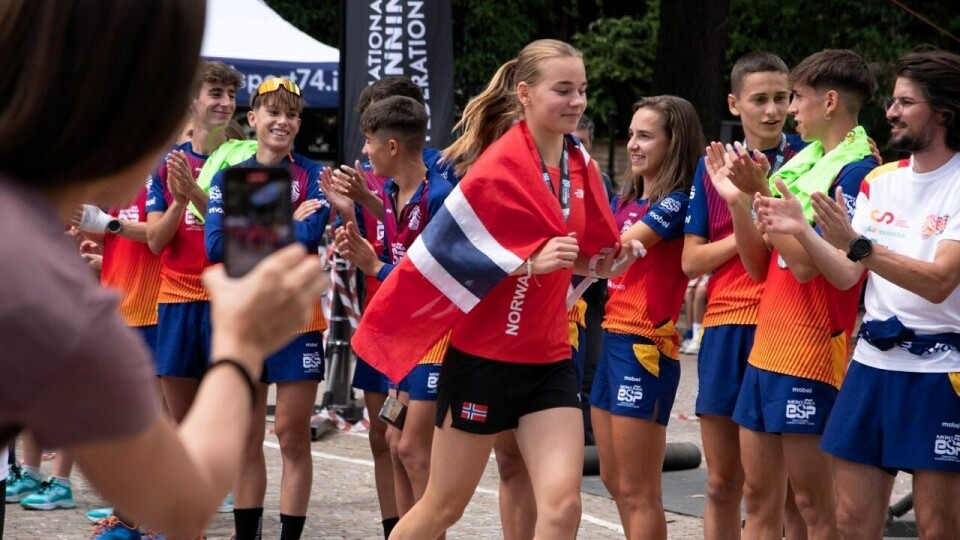 Ingeborg Synstnes Hole paraderer med det norske flagget i fjorårets mesterskapet i fjelløping. (Foto: Discover Abruzzo) Ingeborg Synstnes Hole paraderer med det norske flagget i fjorårets mesterskapet i fjelløping. (Foto: Discover Abruzzo)