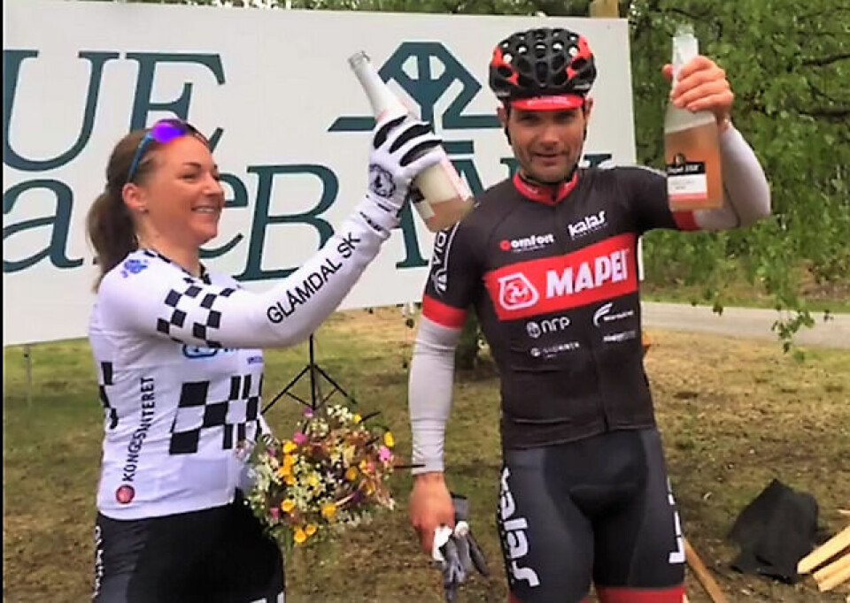 Linda-Kristine Bjerke og Steffan Hartz Repshus kunne feire med boblevann på pallen på Lunderseter. (Foto: Petter Finsen) Linda-Kristine Bjerke og Steffan Hartz Repshus kunne feire med boblevann på pallen på Lunderseter. (Foto: Petter Finsen)