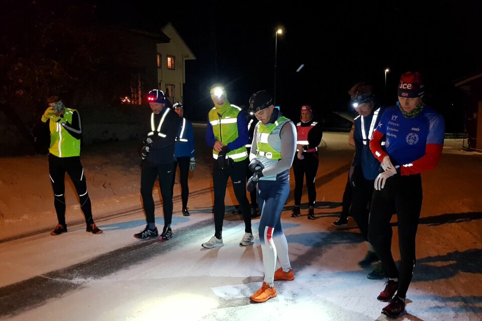 Ti klokker og ti par bein klargjøres til 6,6 km lang julekuting. Til høyre kveldens raskeste kuter, Bjørn Egil Nordseth. (Foto: Stein Arne Negård) Ti klokker og ti par bein klargjøres til 6,6 km lang julekuting. Til høyre kveldens raskeste kuter, Bjørn Egil Nordseth fra Snertingdal. (Foto: Stein Arne Negård)