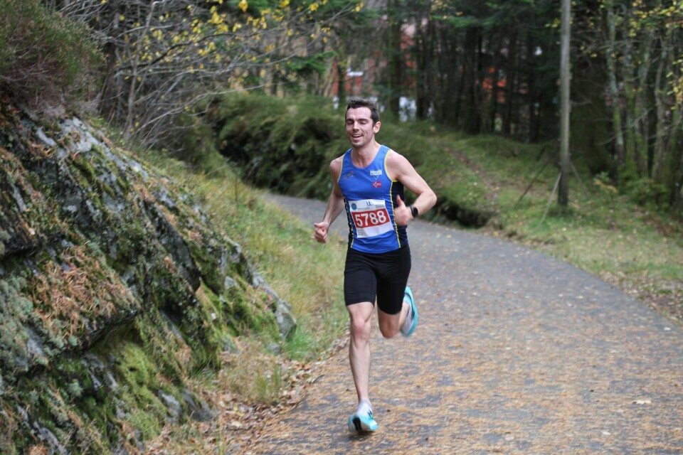 Tage Morken Augustson på vei til seier på den halve distansen i Bergen Maraton lørdag. (Foto fra Maratonkarusellens facebookside) Tage Morken Augustson på vei til seier på den halve distansen i Bergen Maraton lørdag. (Foto fra Maratonkarusellens facebookside)