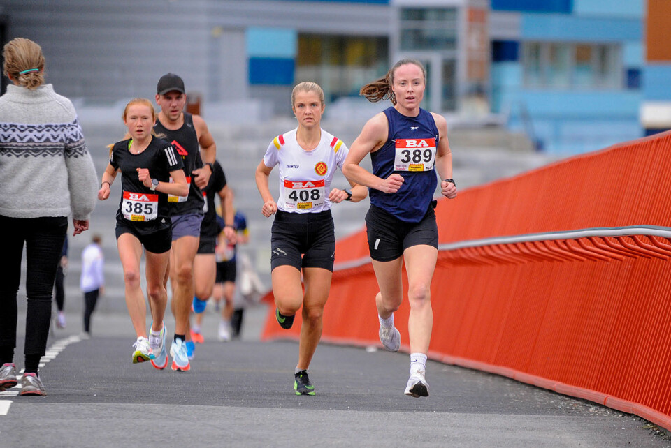 Tre av de beste kvinnene kommer her side om side over gangbroen fra ADO Arena: Adele Henriksen, Amalie Joensen og Karoline Harnes Mongstad. (Foto: Arne Dag Myking) Tre av de beste kvinnene kommer her side om side over gangbroen fra ADO Arena: Adele Henriksen, Amalie Joensen og Karoline Harnes Mongstad. (Foto: Arne Dag Myking)