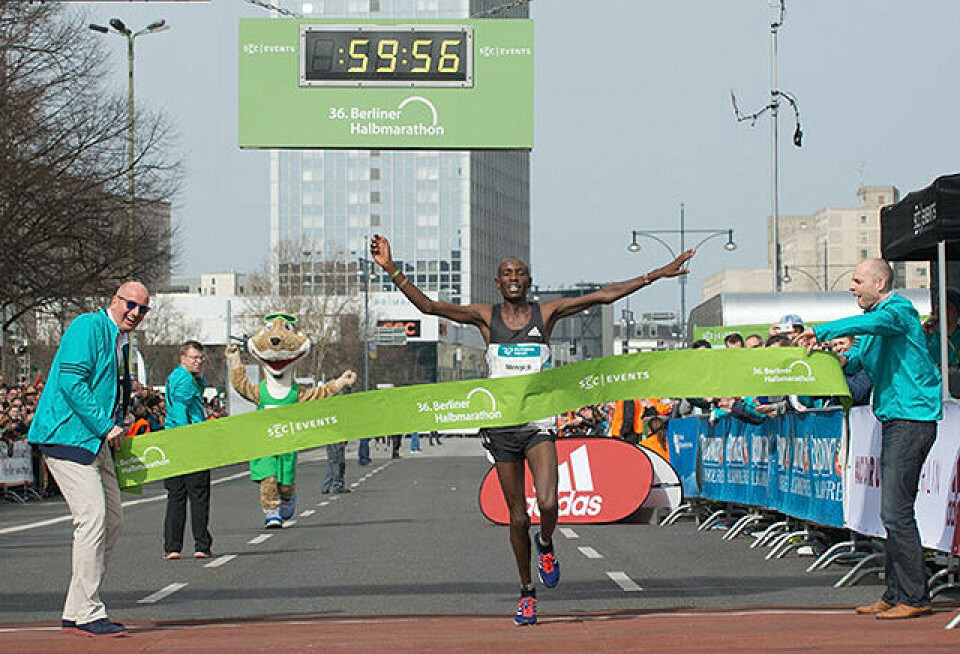 Richard Mengich fra Kenya snek seg både under timen og under sin egen pers da han vant på 59.58. (Foto: SCC-Events/camera4) Richard Mengich fra Kenya snek seg både under timen og under sin egen pers da han vant på 59.58. (Foto: SCC-Events/camera4)