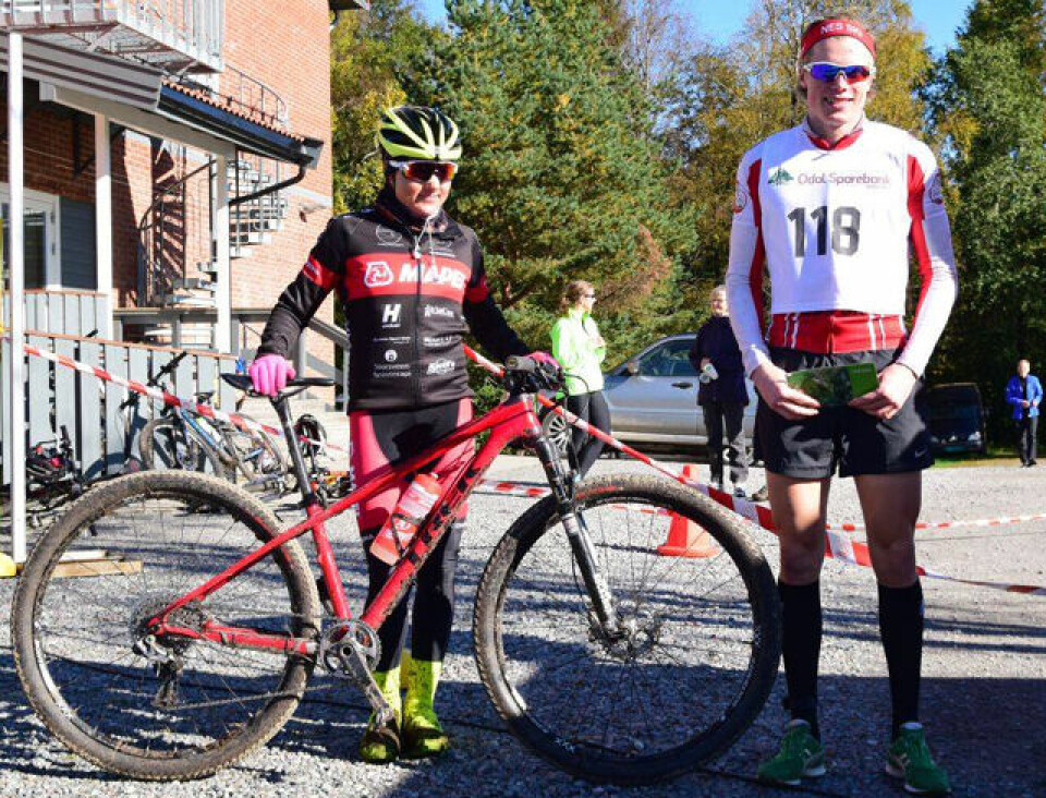 Sykkelvinnerene Linda-Kristine Bjerke og Jonas Amundsen i sola på Slåstad etter at Jonas også hadde fullført løpet på dagens 3. beste tid. (Arrangørfoto) Sykkelvinnerene Linda-Kristine Bjerke og Jonas Amundsen i sola på Slåstad etter at Jonas også hadde fullført løpet på dagens 3. beste tid. (Arrangørfoto)