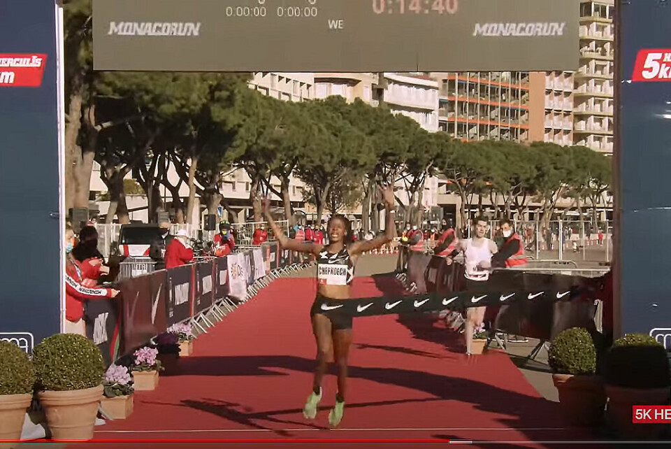 Beatrice Chepkoech bryter målstreken til en ny verdensrekord på 5 km gateløp med tiden 14:43. (Foto fra arrangørens streaming) Beatrice Chepkoech bryter målstreken til en ny verdensrekord på 5 km gateløp med tiden 14:43. (Foto fra arrangørens streaming)