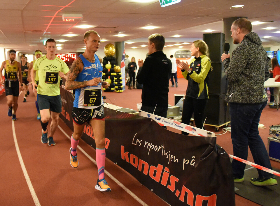 Snart er det klart for nye 24 timer under Bisletts tribuner, i praksis rundt utendørsbanen - men innendørs. Her fra 2017-løpet da det også var NM 24-timers som i år. (Foto: Anders Tøsse) Snart er det klart for nye 24 timer under Bisletts tribuner, i praksis rundt utendørsbanen - men innendørs. Her fra 2017-løpet da det også var NM 24-timers som i år. (Foto: Anders Tøsse)