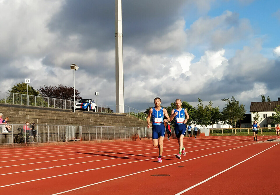 John Nicolaysen leder an med ultraløper Simen Holvik på slep i B-heatet på 5000 meteren på Stavanger stadion. (Foto: Britt-Hege Nicolaysen) John Nicolaysen leder an med ultraløper Simen Holvik på slep i B-heatet på 5000 meteren på Stavanger stadion. (Foto: Britt-Hege Nicolaysen)