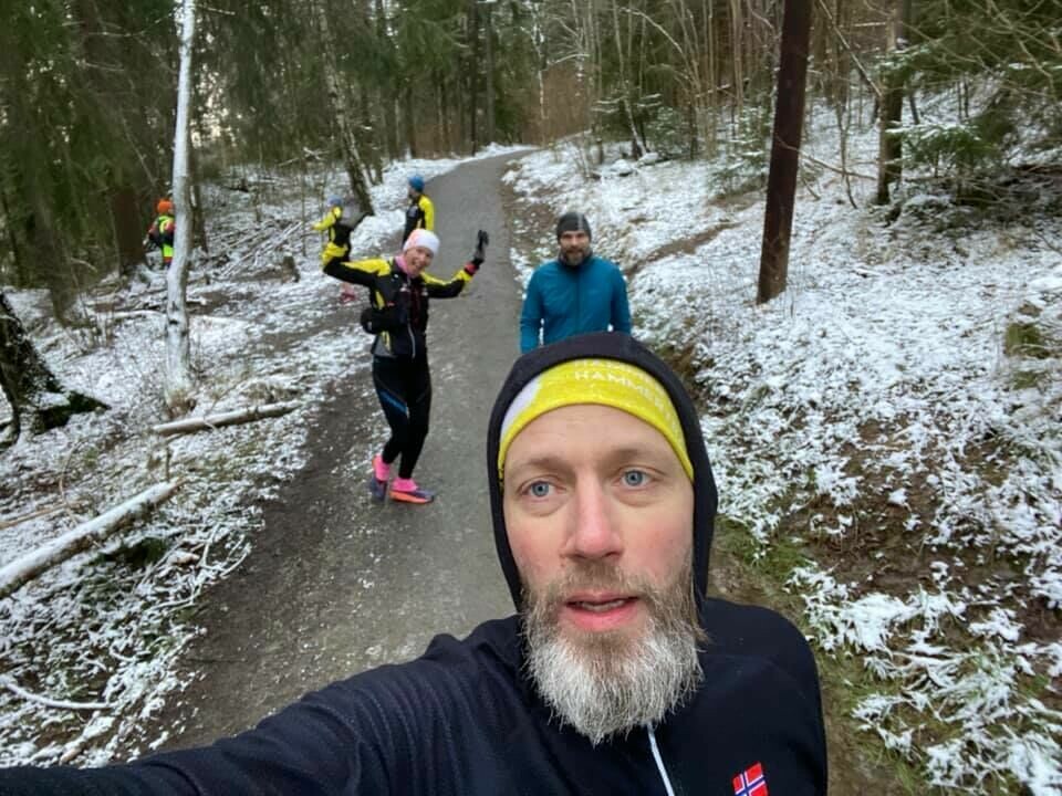 Asgeir Peder Hjorthaugs 24 timer i Lambertseterskogen Asgeirselfie_og_medløpere.jpg
