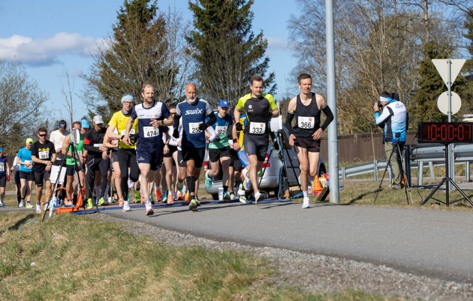 Starten har akkurat gått og løperne legger ut på persejakt. (Foto: Bjørn Hytjanstorp) Starten har akkurat gått og løperne legger ut på persejakt. (Foto: Bjørn Hytjanstorp)