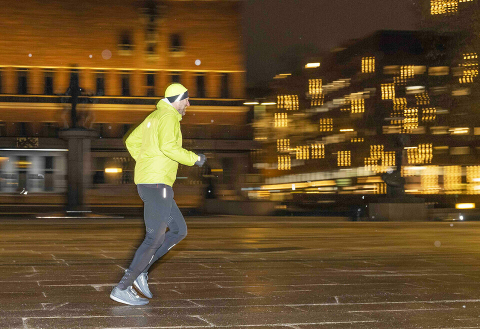 Forberedelse: Thomas Stordalen løper over Rådhusplassen, en hustren vinterdag. Til sommeren skal han løpe over den berømte plassen 4 ganger hver dag i 30 dager. (Foto: Rune Bendiksen) Forberedelse: Thomas Stordalen løper over Rådhusplassen, en hustren vinterdag. Til sommeren skal han løpe over den berømte plassen 4 ganger hver dag i 30 dager. (Foto: Rune Bendiksen)