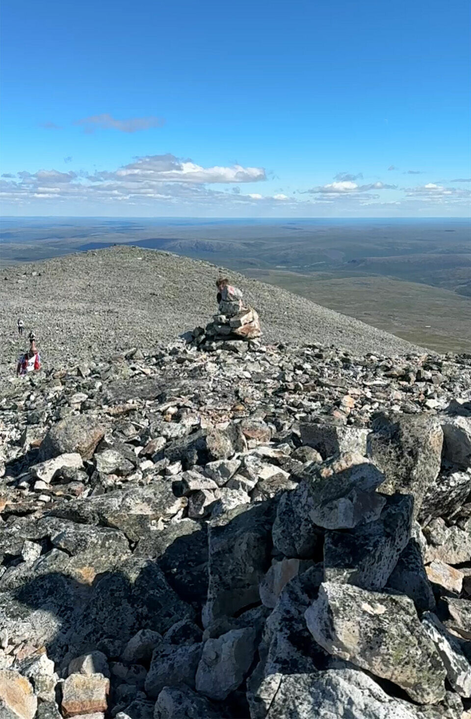 Søskenparet Tobiassen og Hjelløkken vant motbakkeløpet Rastegaissai fra-toppen.jpg