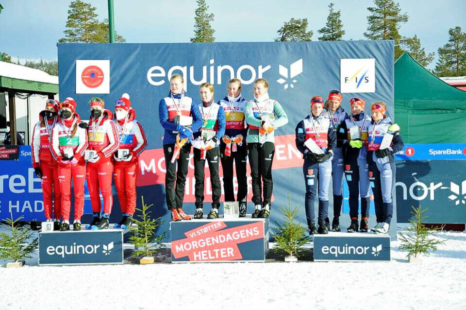 Det norske jentelaget kunne juble for gullet, mens sølvet gikk til Russland (til venstre) og bronsen til Tyskland. (Foto: Norges Skiforbund) Det norske jentelaget kunne juble for gullet, mens sølvet gikk til Russland (til venstre) og bronsen til Tyskland. (Foto: Norges Skiforbund)