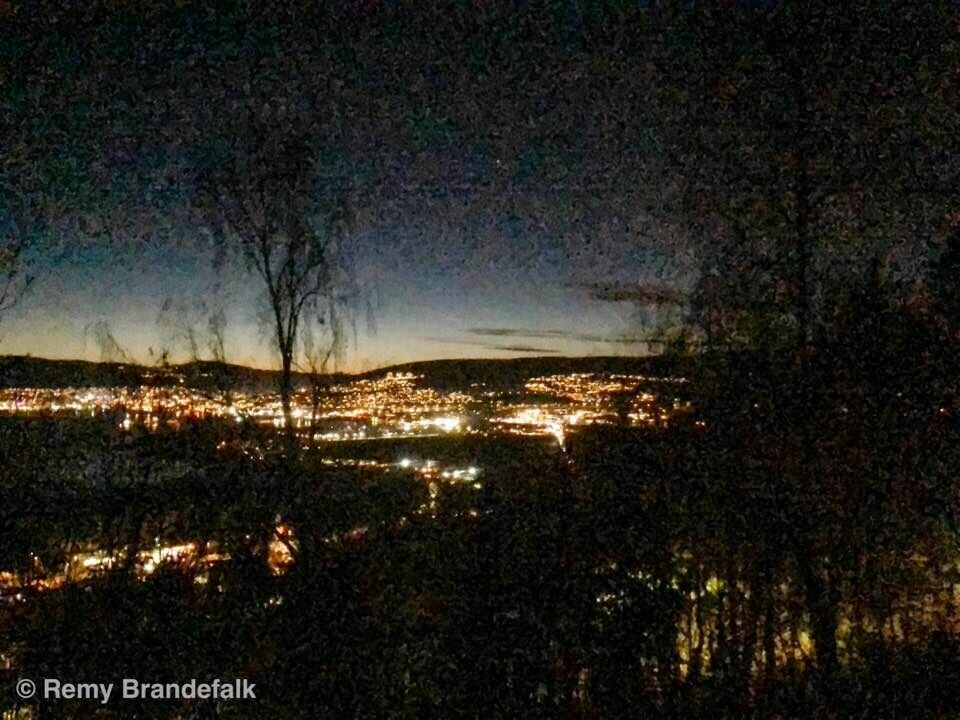Drammen by night - eller rettere sagt; allehelgenskvelden. (Foto: Remy Brändefalk) Drammen by night - eller rettere sagt; allehelgenskvelden. (Foto: Remy Brändefalk)