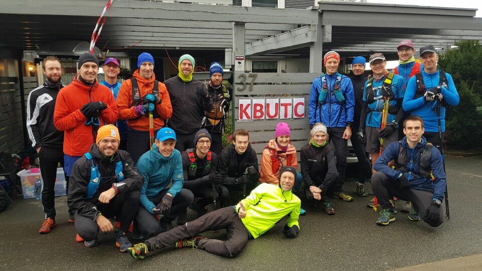 Deltagerne før start, med arrangør Kruke liggende foran og med vinneren Jon Asphjell som 5. mann fra venstre i bakre rekke. (Arrangørfoto) Deltagerne før start, med arrangør Kruke liggende foran og med vinneren Jon Asphjell som 5. mann fra venstre i bakre rekke. (Arrangørfoto)