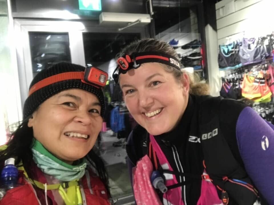 Löplabbets AllehelgensUltraMaraton uten knep underveis Edna_G_Brun_selfie_med_Lise_L_Pettersen.jpg