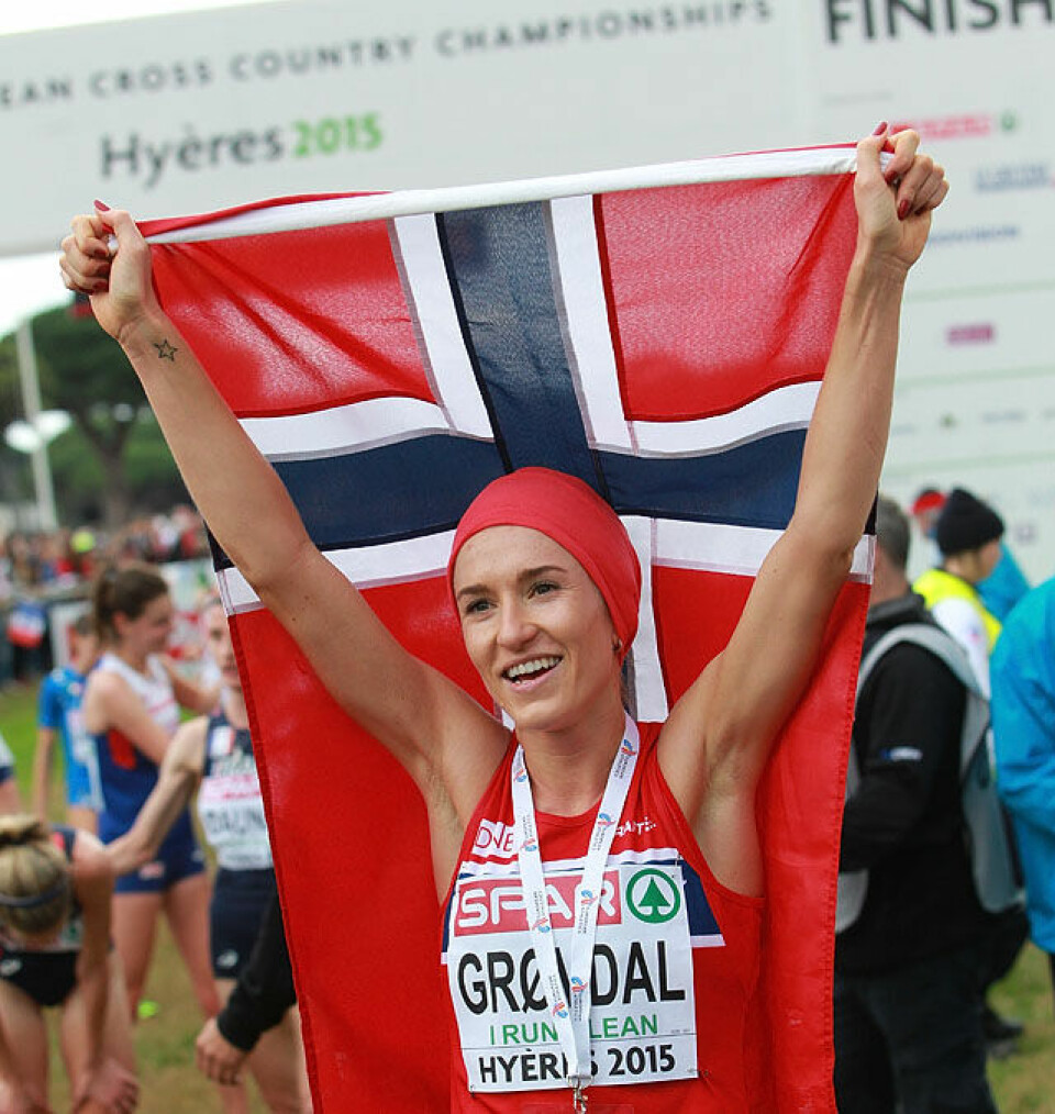 Liten, men sterk norsk tropp til EM i terrengløp i Italia Kvinner_sr_Karoline_med_flagg_A20G8262.jpg