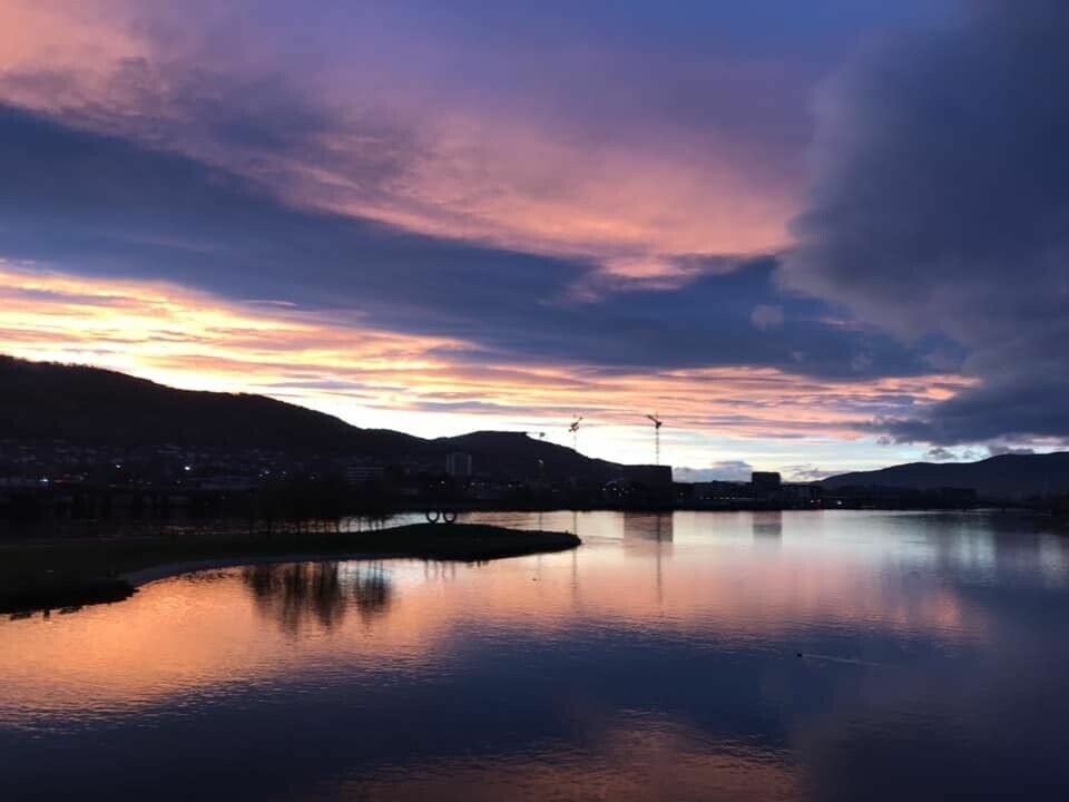 Löplabbets AllehelgensUltraMaraton uten knep underveis Flott_langs_fjorden_Edna-foto.jpg