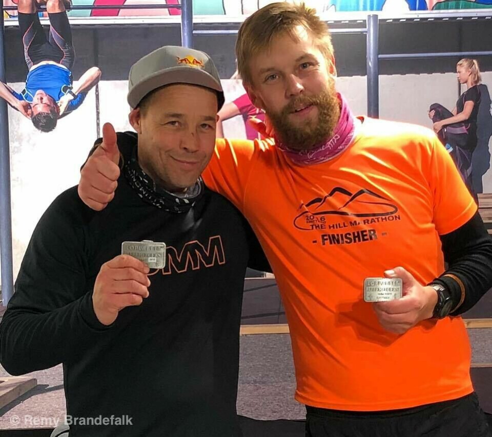 Löplabbets AllehelgensUltraMaraton uten knep underveis Remy_Brendefalk_og_Morgan_Sundin_beltespenne.jpg