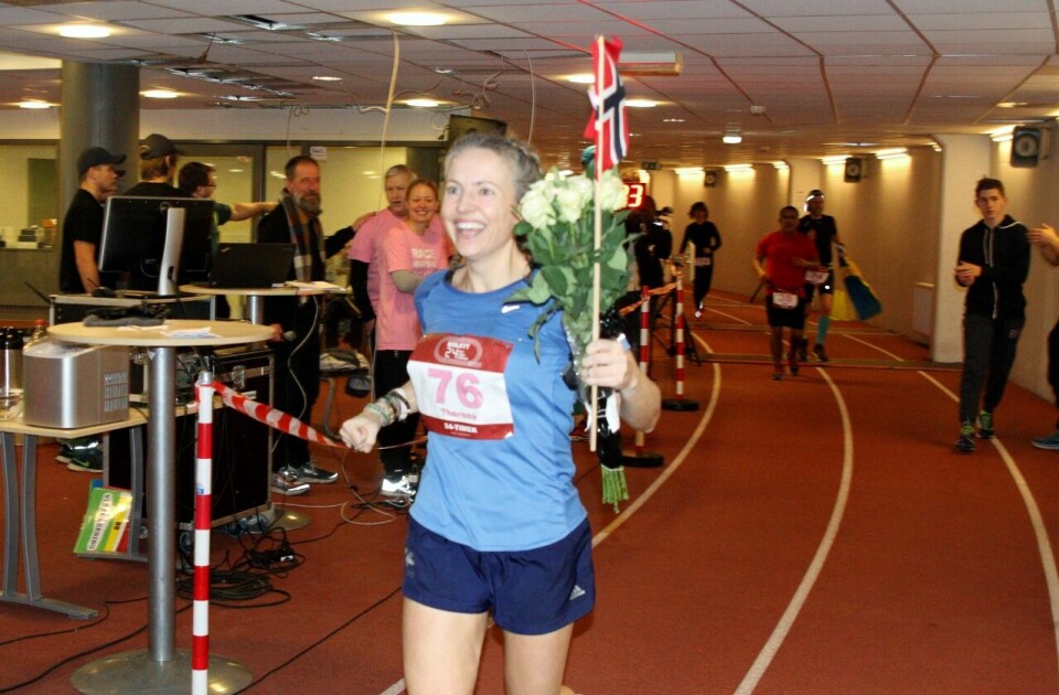 Therese Falk passerer målområdet med 1 minutt igjen å løpe, hun har akkurat løpt sin raskeste av 403 runder (foto: Olav Engen). Therese Falk passerer målområdet med 1 minutt igjen å løpe, hun har akkurat løpt sin raskeste av 403 runder (foto: Olav Engen).