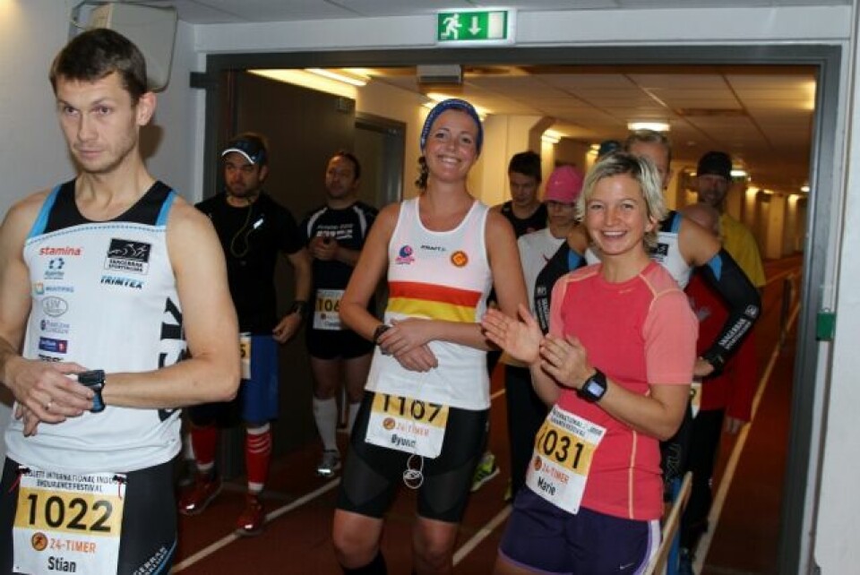 Blide løpere klar til start. (Foto: Olav Engen) Blide løpere klar til start. (Foto: Olav Engen)