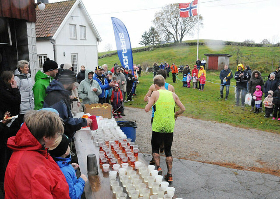 Tidenes rekordgubbe – med hele 907 løpere til start 1-drikke_paa_svaland.jpg
